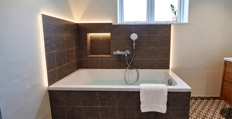 Badeværelse med indbygningsbadekar
