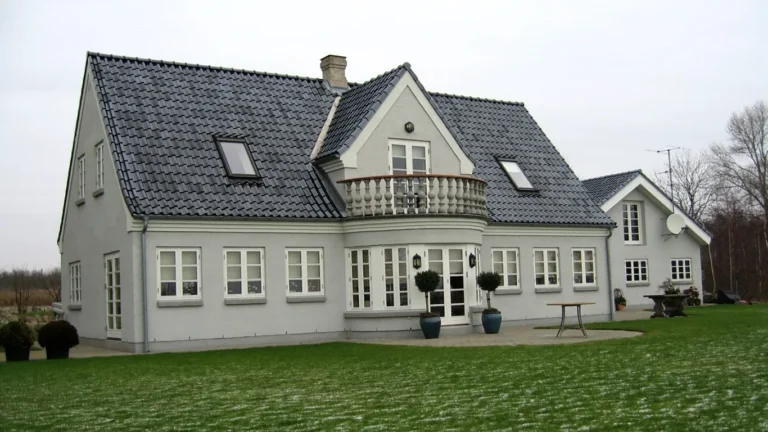 Villa i Oure efter professionel vandskuring, der giver facaden et ensartet og lyst udseende.